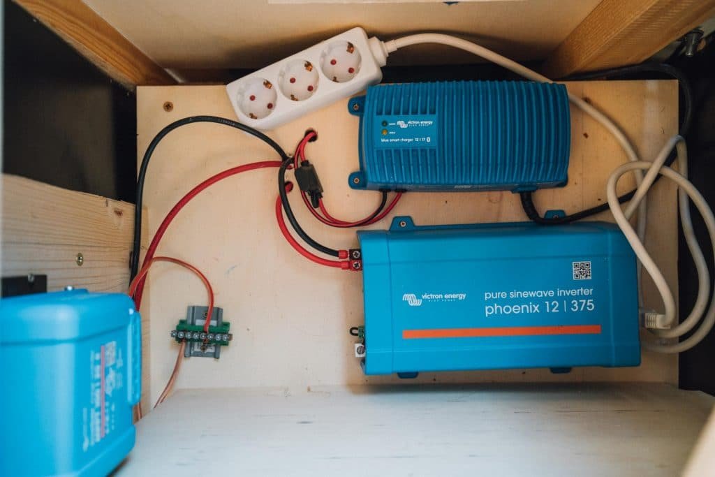 Camper Elektrik: Solarregler, Spannungswandler und Ladegerät von Victron