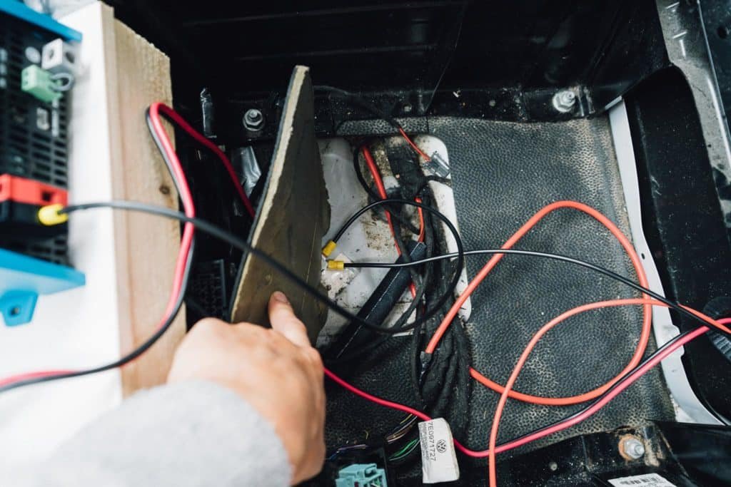 Massekabel (Minuspol) vorverlegen