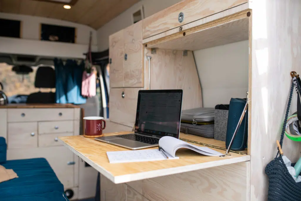 Camper Tisch Arbeiten Remote DIY Bus Ausbau Buch Ratgeber