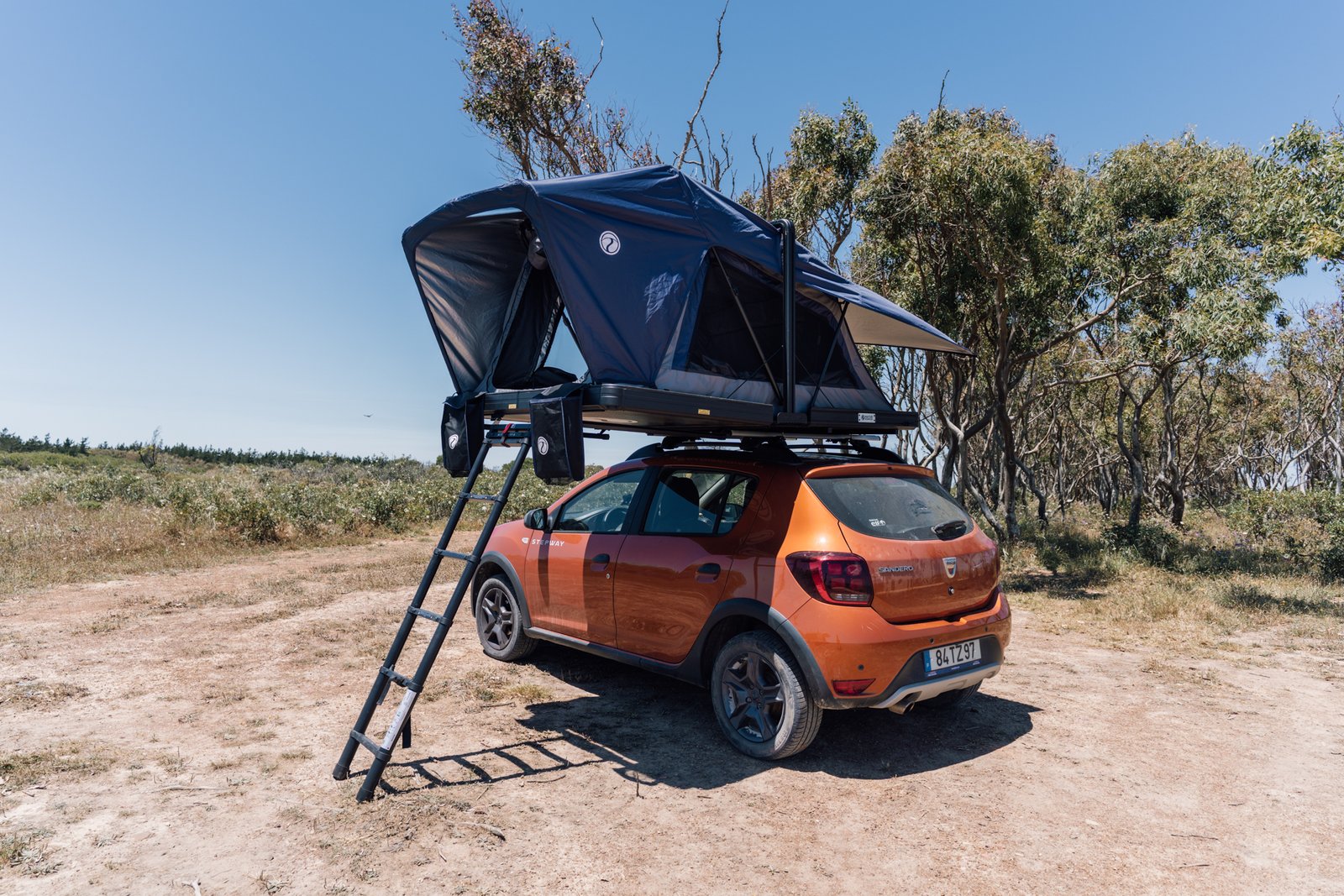 Dacia Sandero mit Naturbummler Alu Loft XL von hinten – Leiter ausgeklappt