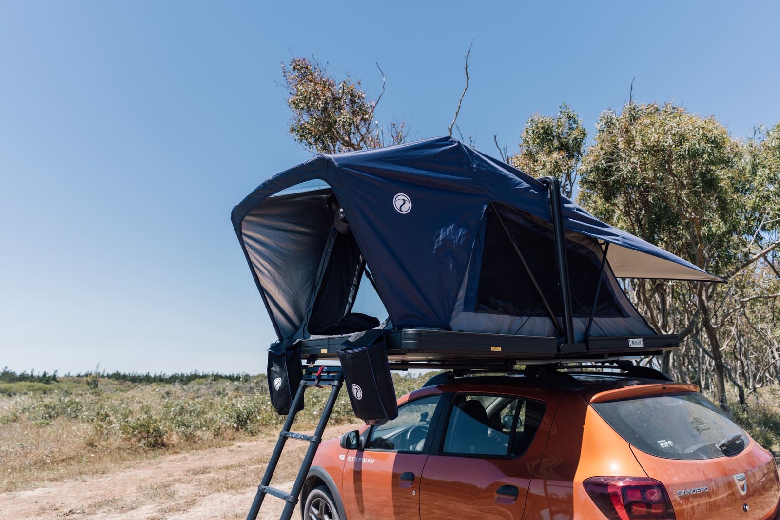 Naturbummler Alu Loft XL Dachzelt geöffnet auf dem Dacia Sandero