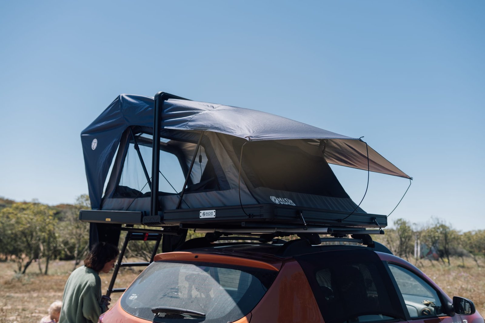 Naturbummler Dachzelt Aufbau auf dem Sandero