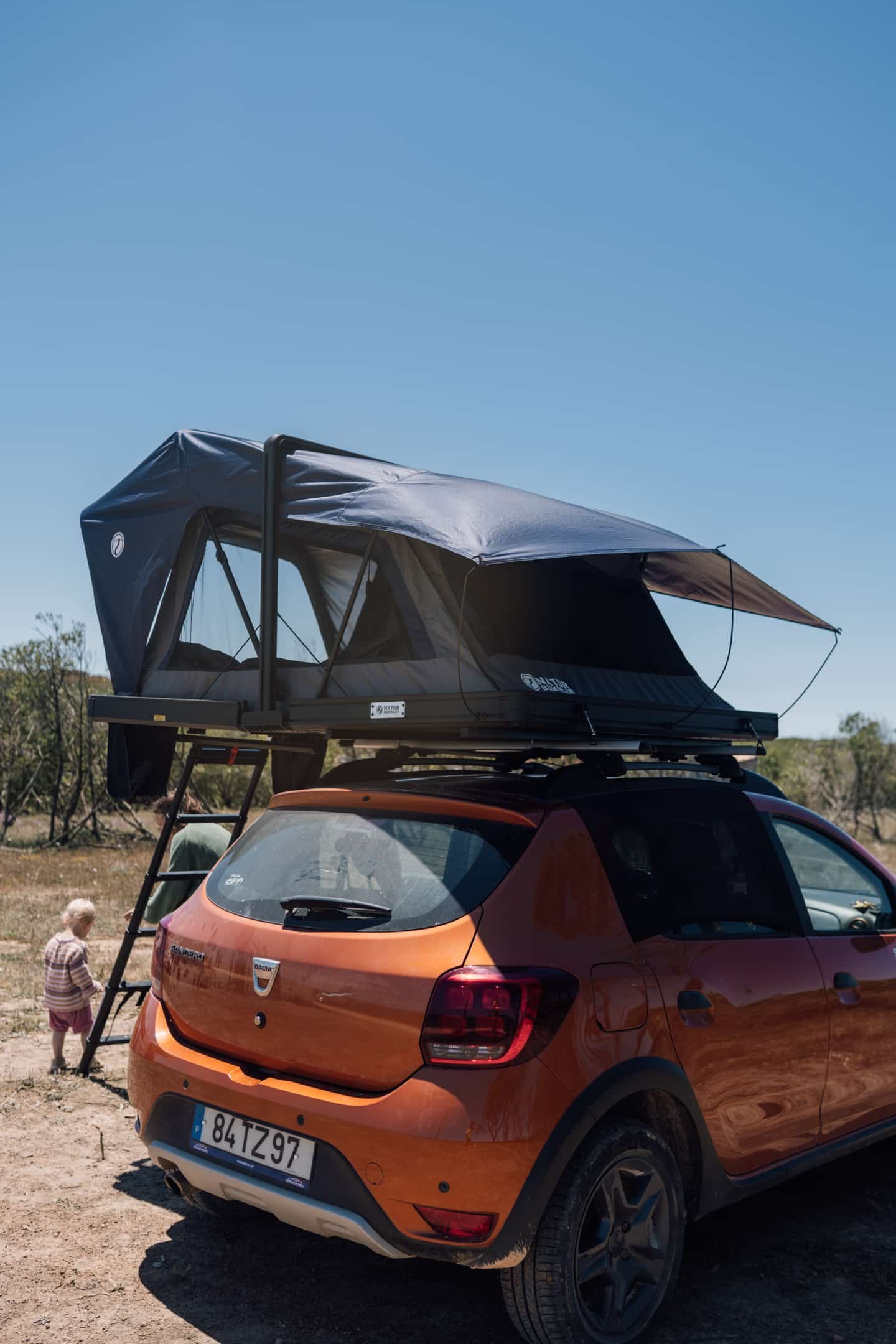 Dacia Sandero mit Naturbummler Dachzelt unterwegs