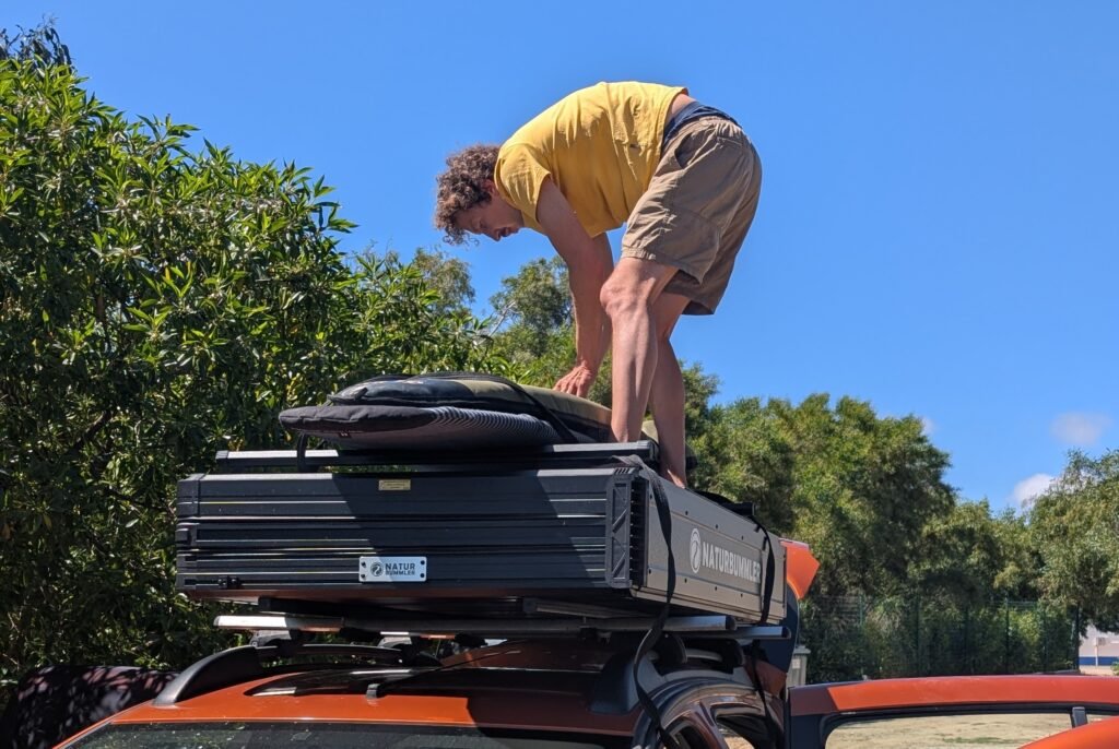 Surfboards auf das Dachzelt Dachtraeger Naturbummler Aluloft XL