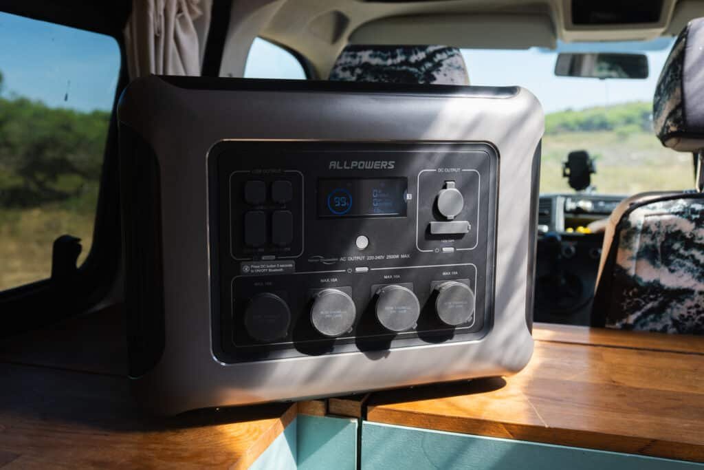 Display und Bedienelemente der ALLPOWERS R2500 V2 in der Nahaufnahme