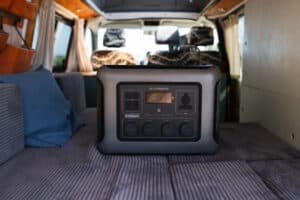 ALLPOWERS R2500 V2 Powerstation auf dem Bett im Campervan