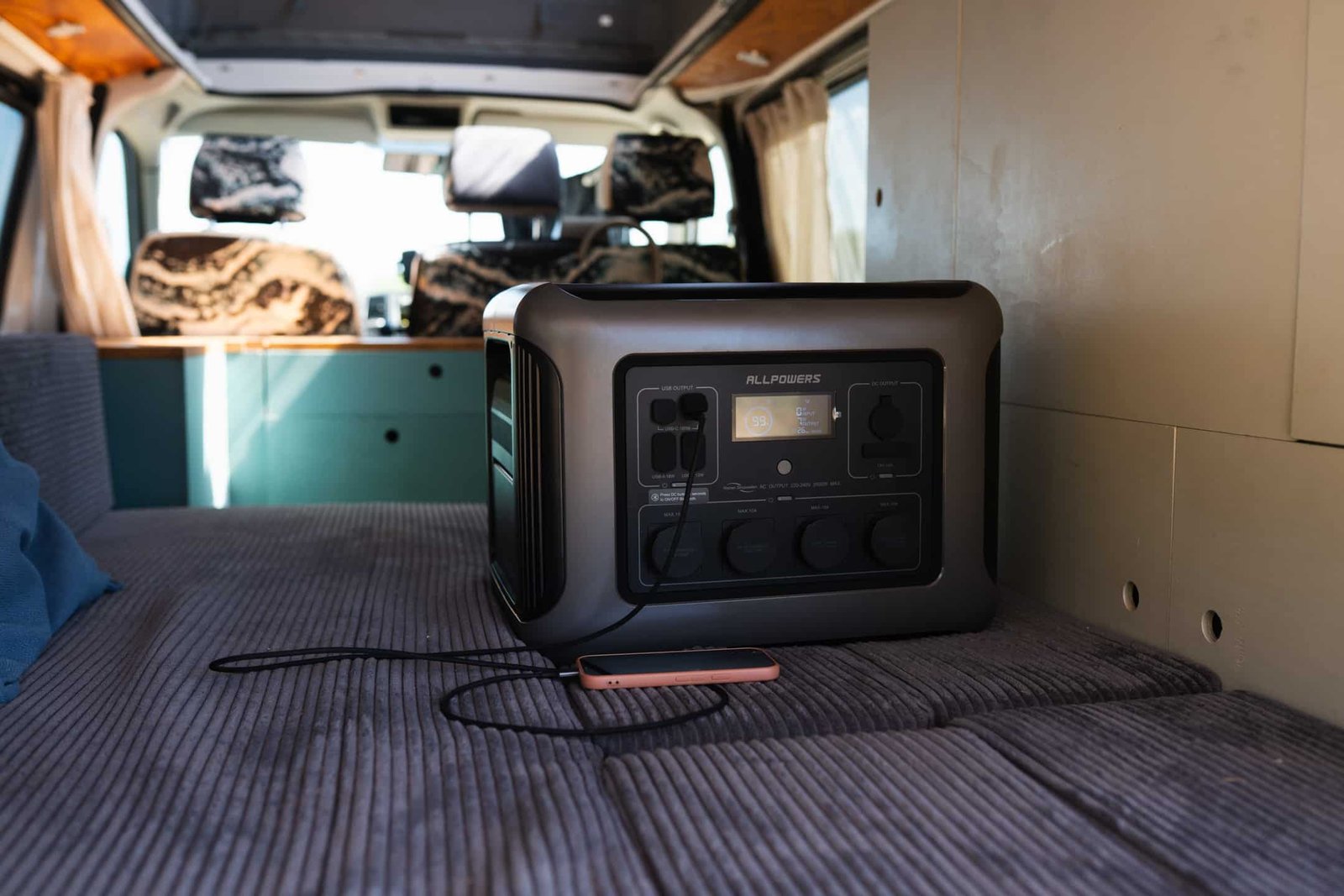 Smartphone lädt am USB-Port der ALLPOWERS R2500 V2 Powerstation im Camper