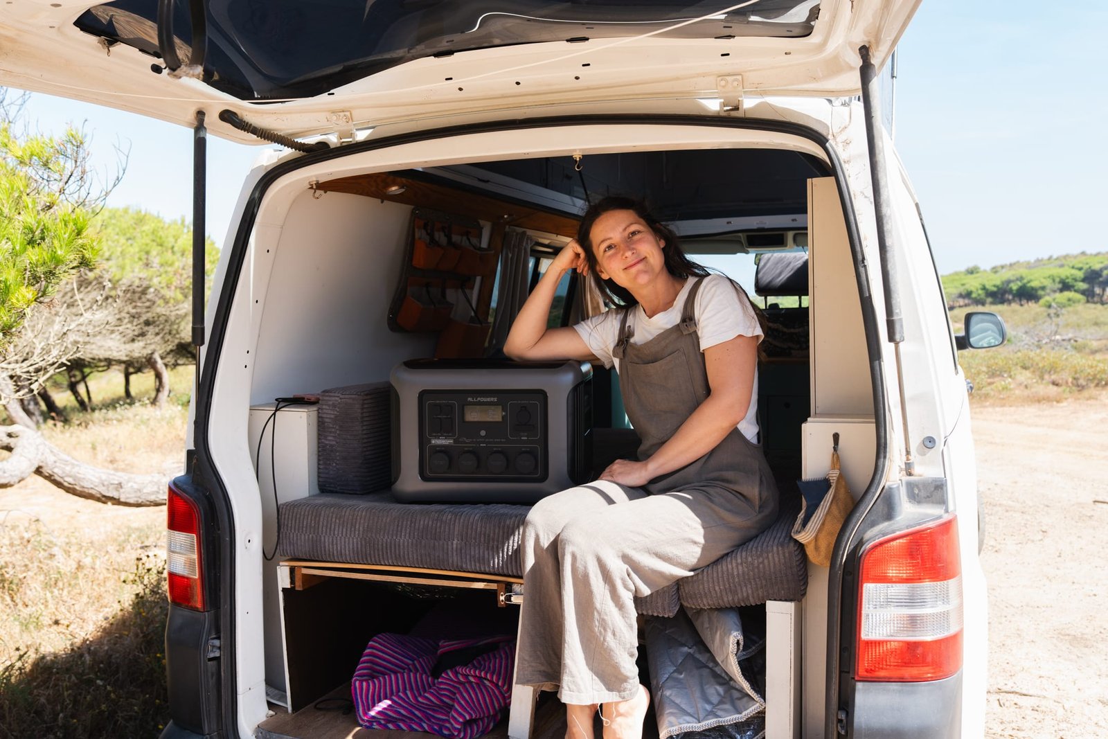 Vanlife mit der ALLPOWERS R2500 V2 Powerstation im Heck des Campervans